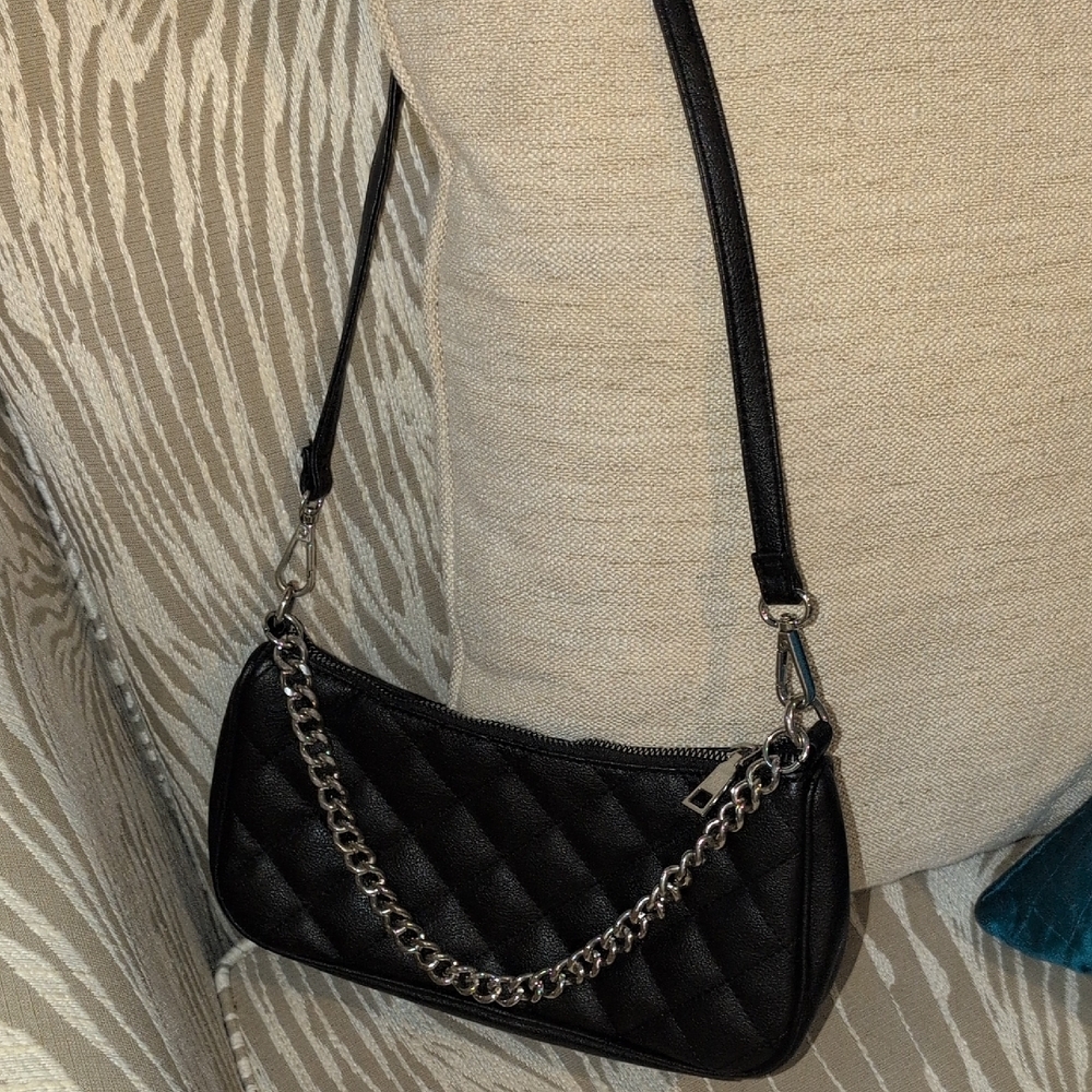 Elegant Black Quilted Shoulder Bag with A Chain Strap And A Shoulder Strap